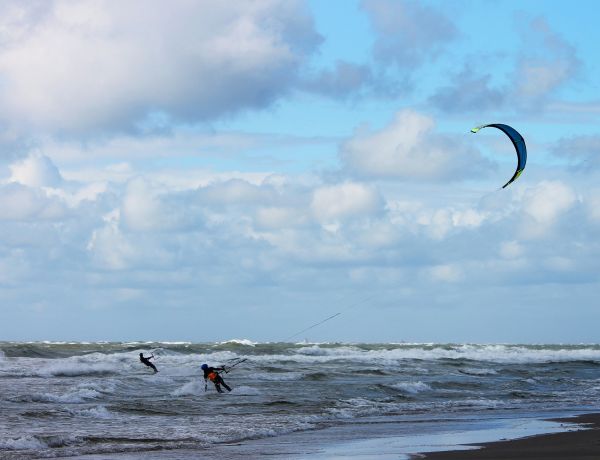 Feuerwehr und DGZRS retten Kite-Surfer