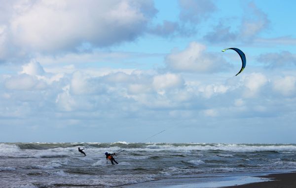 Feuerwehr und DGZRS retten Kite-Surfer